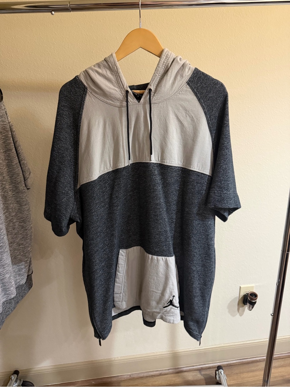 Jordan Short-Sleeve Pullover Hoodie XL (Black/Gray)